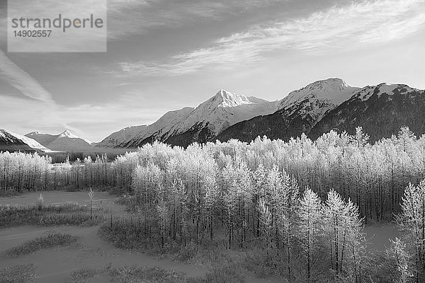 Winterlandschaft mit Berggipfeln und Tal in Alaska  Portage Valley in Süd-Zentral-Alaska; Anchorage  Alaska  Vereinigte Staaten von Amerika