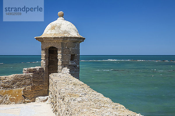 Steinmauer und Turm mit Blick auf das Mittelmeer; Cadiz  Andalusien  Spanien