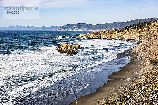 Ein Blick nach Norden entlang des Blues Beach vom Highway 1 in Nordkalifornien; Westport  Kalifornien  Vereinigte Staaten von Amerika