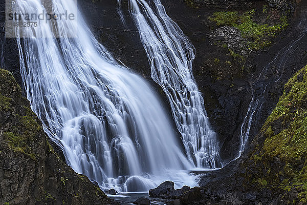 Unterseite eines unbenannten Wasserfalls im Osten Islands; Island