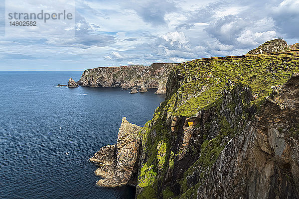 Steile Klippen entlang der Küstenlinie von Arranmore Island; Grafschaft Donegal  Irland