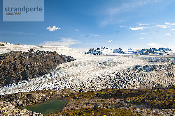 Der Harding Icefield Trail mit den Kenai Mountains  dem Exit Glacier und einem unbenannten See im Hintergrund  Kenai Fjords National Park  Kenai Peninsula  Süd-Zentral-Alaska; Alaska  Vereinigte Staaten von Amerika