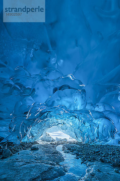 Ein Bach fließt unter einer Eishöhle am Mendenhall-Gletscher  Tongass National Forest; Alaska  Vereinigte Staaten von Amerika