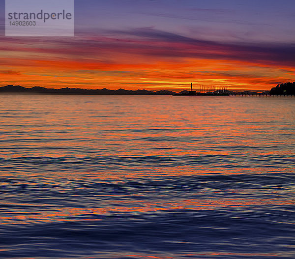 Dramatischer und farbenfroher Sonnenuntergang mit einer silhouettierten Küstenlinie; Whiterock  British Columbia  Kanada