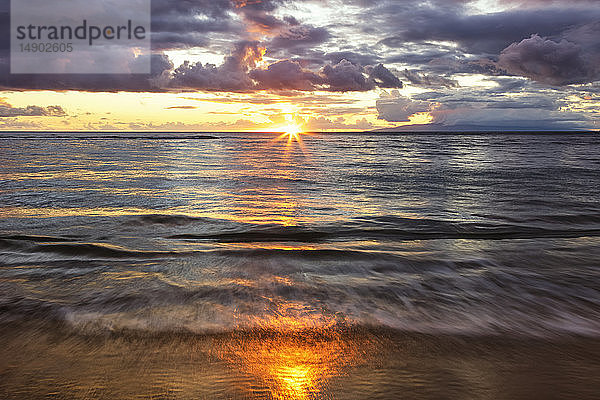 Sonnenuntergang am Strand mit weichem Wasser; Kihei  Maui  Hawaii  Vereinigte Staaten von Amerika