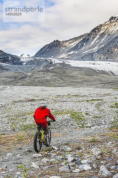 Ein Mann fährt mit seinem Fatbike im Gulkana Glacier Valley; Alaska  Vereinigte Staaten von Amerika