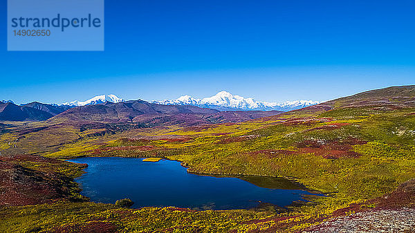 Denali National Park and Preserve von Peters Hills aus gesehen mit dem 20320' hohen Mount Denali  offiziell bekannt als Mount McKinley  und der Alaska Range; Trapper Creek  Alaska  Vereinigte Staaten von Amerika