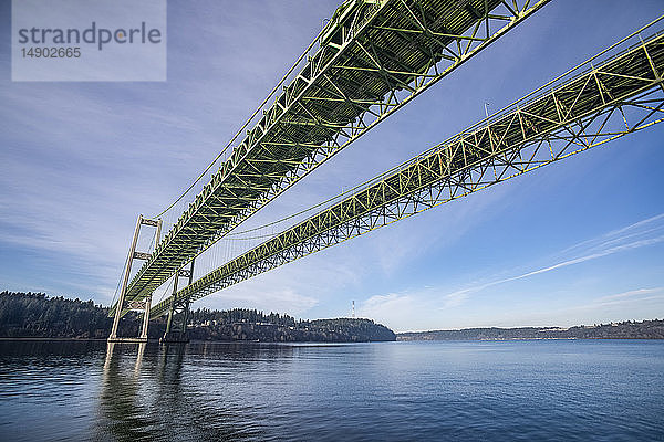 Die Tacoma Narrows Bridges von der Wasseroberfläche aus gesehen  mit Blick nach Nordwesten in Richtung Point Evans. Die Brücken überspannen einen Teil des Puget Sound und verbinden Tacoma mit der Olympic Peninsula; Tacoma  Washington  Vereinigte Staaten von Amerika