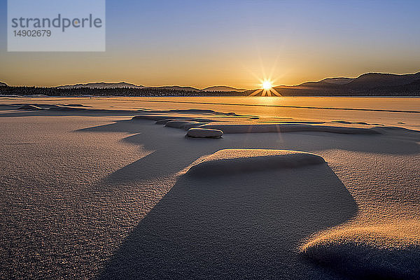 Winternachmittag am Mendenhall Lake; Juneau  Alaska  Vereinigte Staaten von Amerika