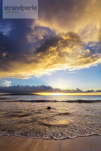 Dramatische Wolken bei Sonnenuntergang am Strand; Makena  Maui  Hawaii  Vereinigte Staaten von Amerika