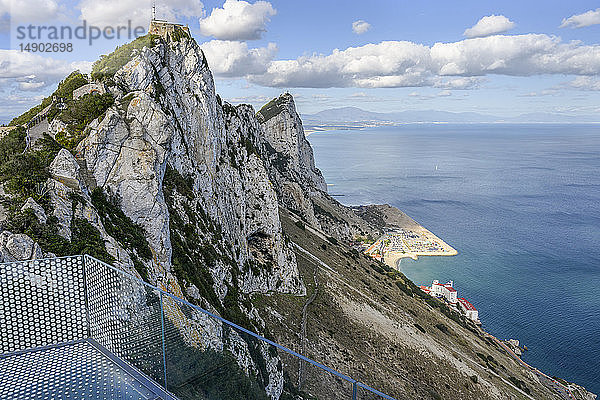 Blick auf die Küstenlinie von Gibraltar mit der spitzen Felsformation im Vordergrund; Gibraltar