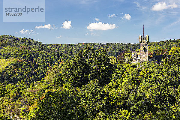 Steinerner Schlossturm auf sanften  bewaldeten Hügeln mit blauem Himmel und Wolken; Serrig  Deutschland