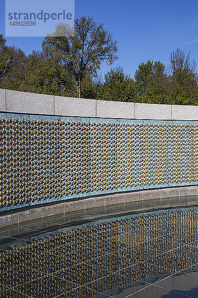 Goldene Sterne an der Freedom Wall  World War II Memorial; Washington D.C.  Vereinigte Staaten von Amerika