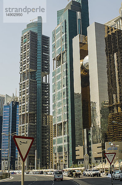 Moderne Wolkenkratzer mit Verkehrszeichen und Autos; Doha  Katar