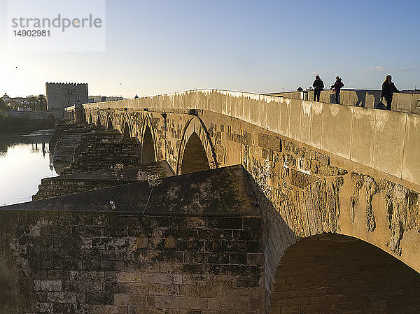 Römische Brücke über den Fluss Guadalquivir; Cordoba  Provinz Cordoba  Spanien