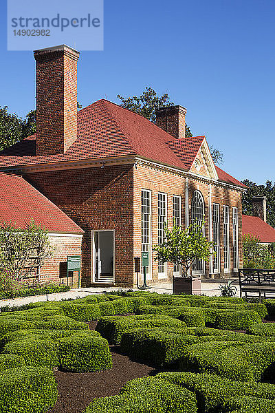 George Washingtons Herrenhaus  Gewächshaus (rechts)  Sklavenquartiere (links)  Oberer Garten (im Vordergrund); Mount Vernon  Virginia  Vereinigte Staaten von Amerika