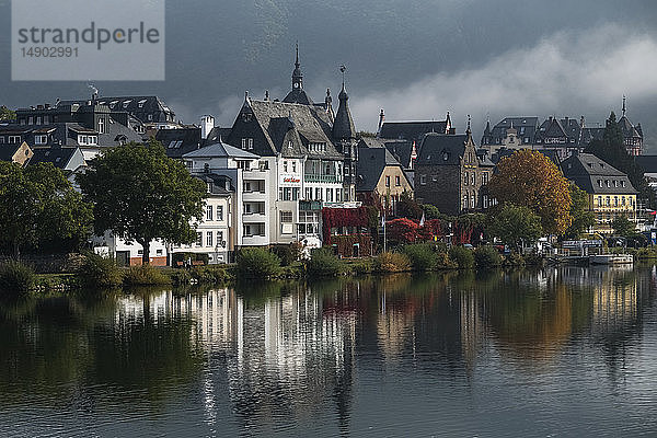 Traben-Trarbach spiegelt sich in der Mosel; Traben-Trarbach  Deutschland