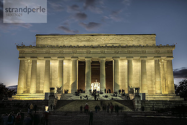 Lincoln Memorial in der Abenddämmerung; Washington D.C.  Vereinigte Staaten von Amerika