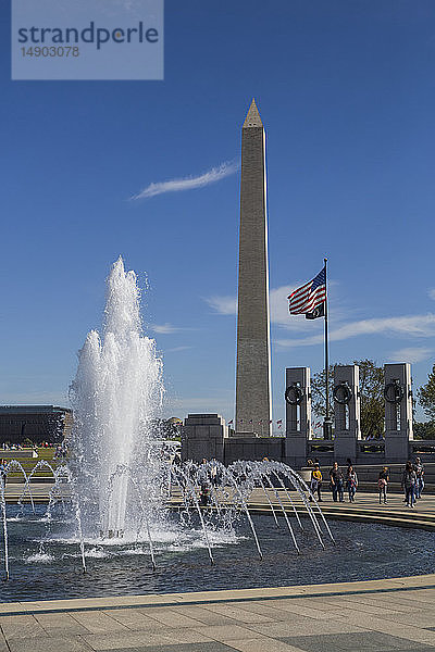 World War II Memorial  Washington Monument (Hintergrund); Washington D.C.  Vereinigte Staaten von Amerika