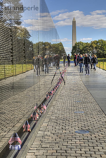 Menschen an der Mauer  Vietnam-Veteranen-Denkmal; Washington D.C.  Vereinigte Staaten von Amerika