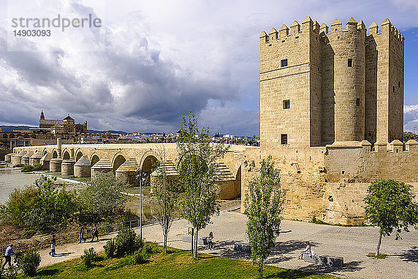 Calahorra-Turm  am südlichen Ende der Römischen Brücke; Cordoba  Andalusien  Spanien
