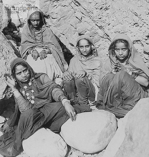 Viktorianische Stereoview-Karte aus Indien um 1900  historisches Gesellschaftsbild. Einheimische Bhujji-Mädchen an den felsigen Ufern des Himalaya-Bergflusses Sutlej; Indien