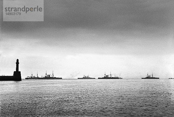 Glasnegative Kriegsschiffe direkt vor der Mole und dem Leuchtturm