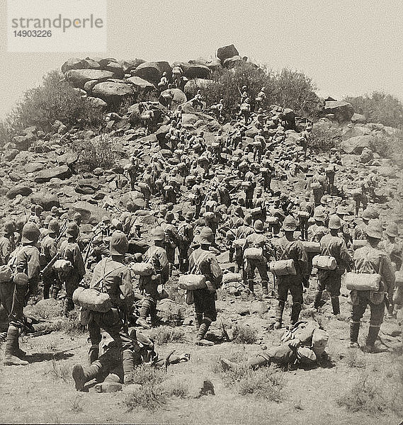 Viktorianische Stereoview-Karte von ca. 1900 zur Betrachtung eines Stereoskops. Südafrikanischer Krieg  auch Burenkrieg  Zweiter Burenkrieg oder Anglo-Burenkrieg genannt; für Afrikaner auch Zweiter Unabhängigkeitskrieg genannt  Krieg  der vom 11. Oktober 1899 bis zum 31. Mai 1902 zwischen Großbritannien und den beiden Burenrepubliken (Afrikaner) - der Südafrikanischen Republik (Transvaal) und dem Oranje-Freistaat - geführt wurde. Methuens tapfere Infanterie stürmt das Kopje bei Gras Pan  Südafrika