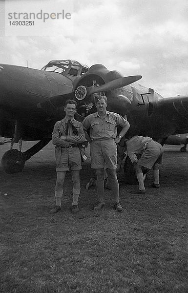 Negativ Anfang des 20. Jahrhunderts Sozialgeschichte RAF-Militärs vor einem Flugzeug am Boden 1930