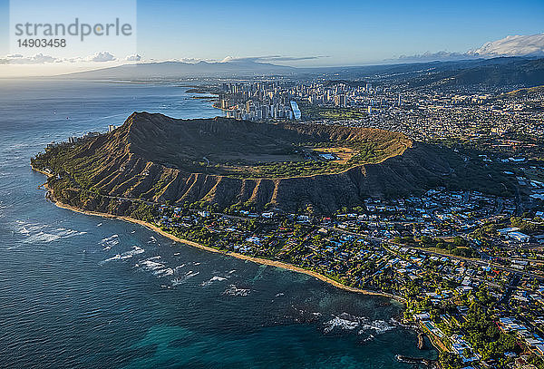 Das als Diamond Head bekannte Gebiet  ein alter Vulkan  aus der Luft gesehen in der Nähe von Waikiki; Oahu  Hawaii  Vereinigte Staaten von Amerika