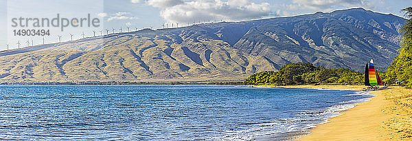 Segelboot am Sugar Beach  North Kihei  mit den West Maui Mountains im Hintergrund; Kihei  Maui  Hawaii  Vereinigte Staaten von Amerika