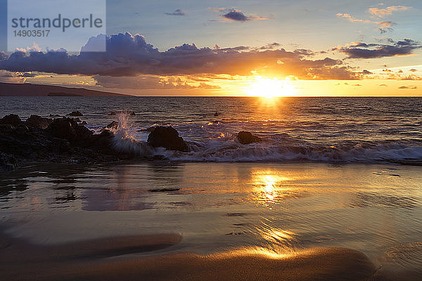 Ein goldener Sonnenuntergang an einem Strand; Makena  Maui  Hawaii  Vereinigte Staaten von Amerika