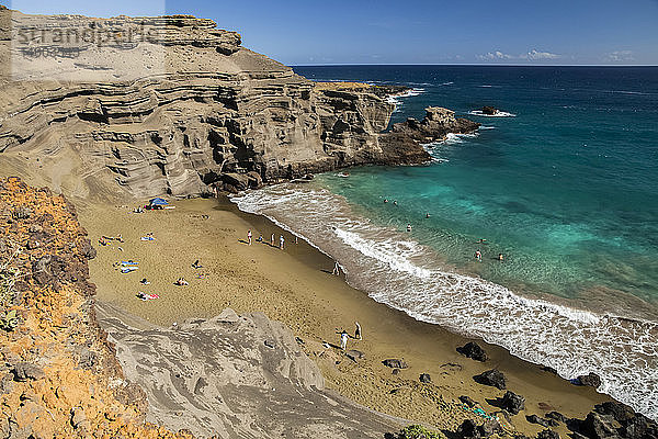 Papakolea Beach  auch bekannt als Green Sand Beach  District of Kau; Island of Hawaii  Hawaii  Vereinigte Staaten von Amerika
