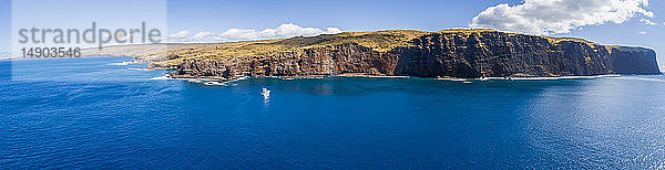 Eine Luftaufnahme der Jayhawk  einem Charterboot mit Sitz in Lahaina  Maui. Es ist auf der Rückseite von Lanai in der Nähe von Kaumalapau Harbor abgebildet; Lanai  Hawaii  Vereinigte Staaten von Amerika