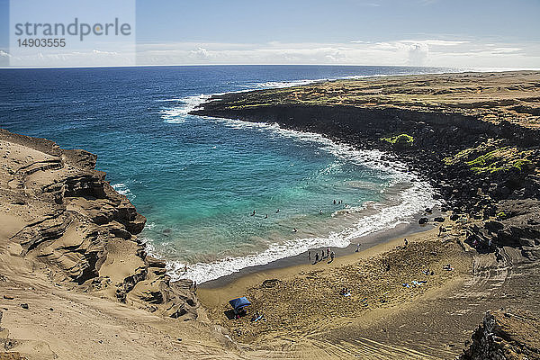 Papakolea Beach  auch bekannt als Green Sand Beach  in der Nähe von South Point  District of Kau; Insel Hawaii  Hawaii  Vereinigte Staaten von Amerika