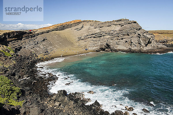 Papakolea Beach  auch bekannt als Green Sand Beach  in der Nähe von South Point  District of Kau; Insel Hawaii  Hawaii  Vereinigte Staaten von Amerika