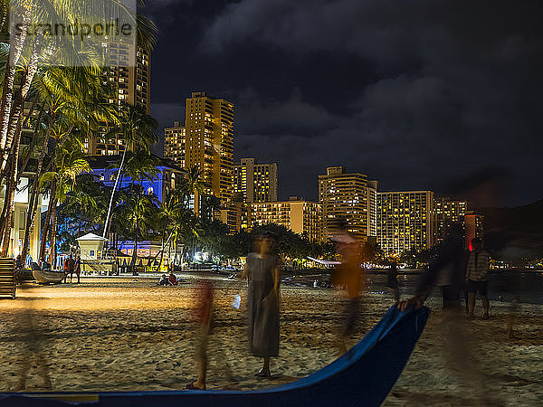 Spaziergänger am Strand in der Abenddämmerung in Waikiki; Waikiki  Oahu  Hawaii  Vereinigte Staaten von Amerika