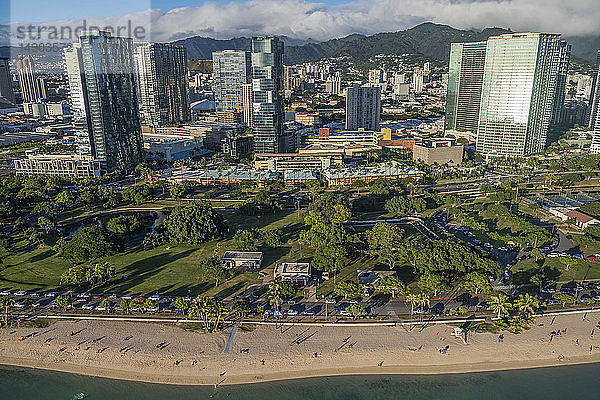 Luftaufnahme der Stadtzentren von Honolulu und Waikiki auf Oahu; Waikiki  Oahu  Hawaii  Vereinigte Staaten von Amerika