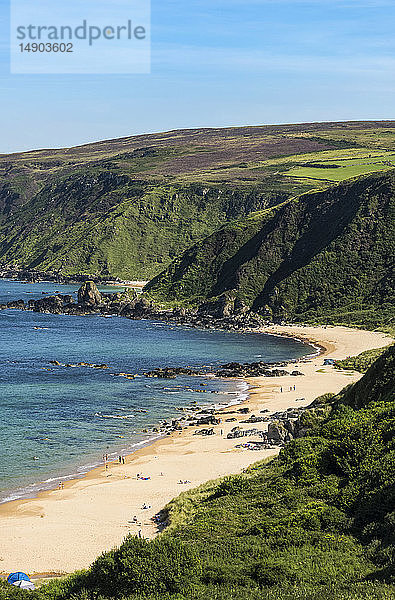 Der abgelegene Strand entlang der Küstenlinie in der Kinnagoe Bay; Grafschaft Donegal  Irland