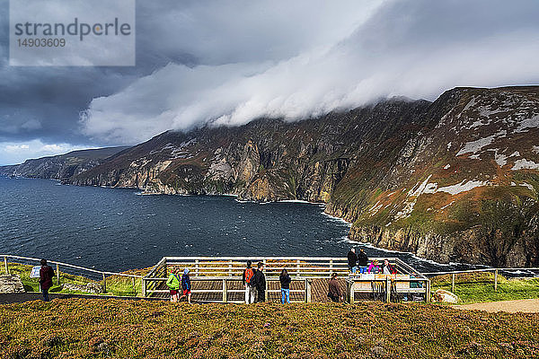 Touristen mit Blick auf die Küstenlinie bei Slieve League; Grafschaft Donegal  Irland