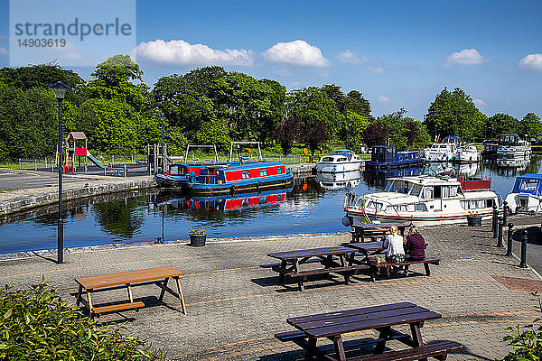 Im Hafen des Dorfes Clondra vertäute Boote; Clondra  Grafschaft Longford  Irland