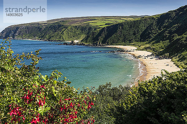 Der abgelegene Strand entlang der Küstenlinie in der Kinnagoe Bay; Grafschaft Donegal  Irland