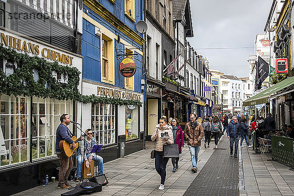 Straßenmusiker auf einer Straße im Zentrum von Cork; Cork City  County. Cork  Irland