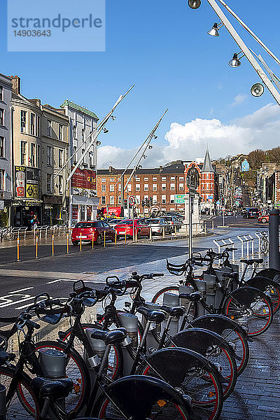 In einem Fahrradständer aufgereihte Leihfahrräder in einer Straße im Stadtzentrum von Cork; Cork City  Grafschaft Cork  Irland