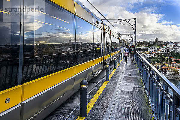 Personenwagen eines Transitzuges auf der Dom-Luis-I-Brücke  dem Wahrzeichen von Porto; Porto  Portugal