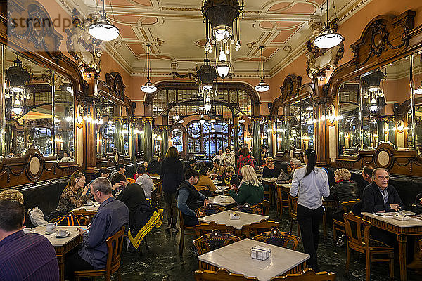 Kunden speisen in einem Restaurant; Porto  Portutal