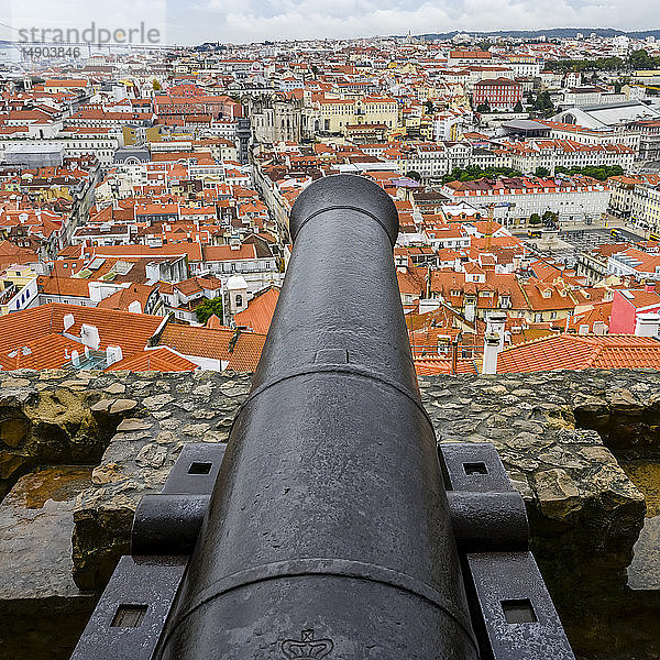 Blick auf die Stadt Lissabon von den jahrtausendealten Mauern der St.-Georgs-Burg; Lissabon  Region Lisboa  Portugal