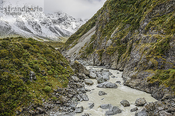 Schmutziger Bergfluss entlang des Hooker Valley Track  Mount Cook National Park; Südinsel  Neuseeland