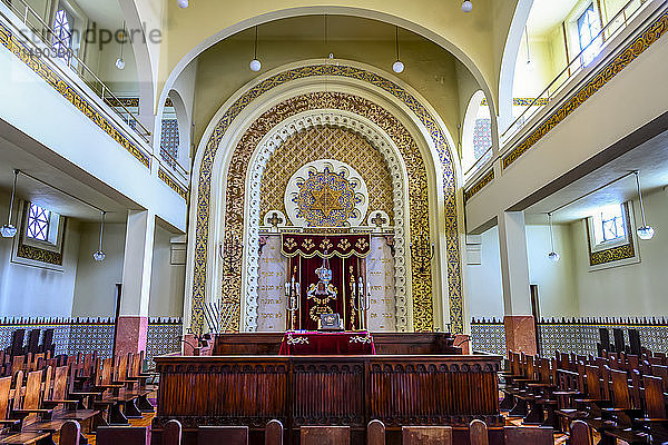 Die Synagoge Kadoorie Mekor Haim ist die größte Synagoge auf der Iberischen Halbinsel und eine der größten in Europa. Sie wurde 1938 eingeweiht  zu einer Zeit  als in Deutschland Synagogen verbrannt wurden; Porto  Portugal