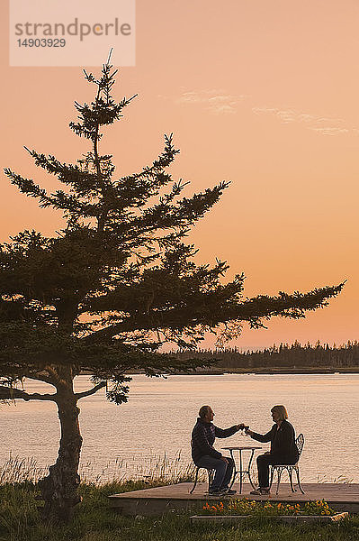 Ehepaar entspannt sich bei Sonnenuntergang an der Atlantikküste  Bay of Fundy; Blanche  Nova Scotia  Kanada